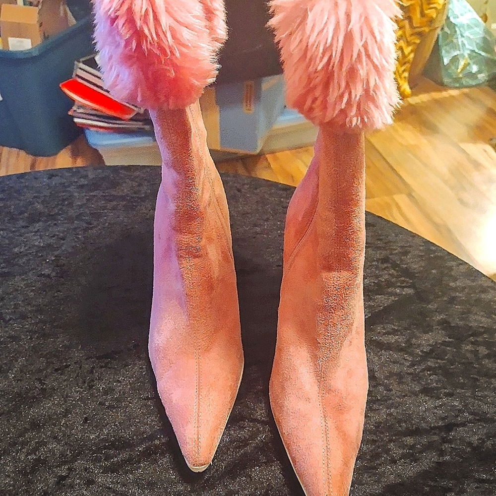 Pink suede short booties with fur